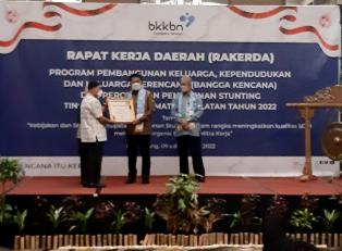 Kadin DPPKB Menerima Penghargaan Pembentukan Tim Pendaming Keluarga (TPK) Tercepat Ketiga se Sumsel